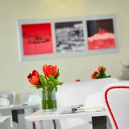 Kyriad Paradis Hotel 3*